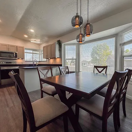 Newly Renovated 5 Bedroom 3 Bth In Slc